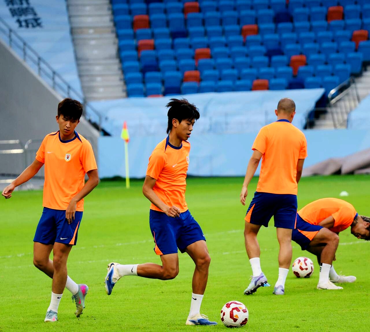 九游体育app关于山东泰山训练开放日，赛后豪取连胜引欢呼，荷甲在即，年轻球员得到机会的信息