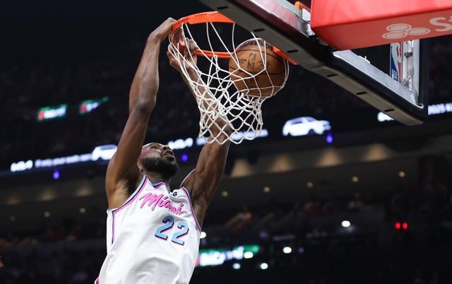 关于刚刚！夏洛特黄蜂关键时刻主帅复盘纳达尔新星惊险取胜表现惊艳，哈登与50激战RNG分钟的信息