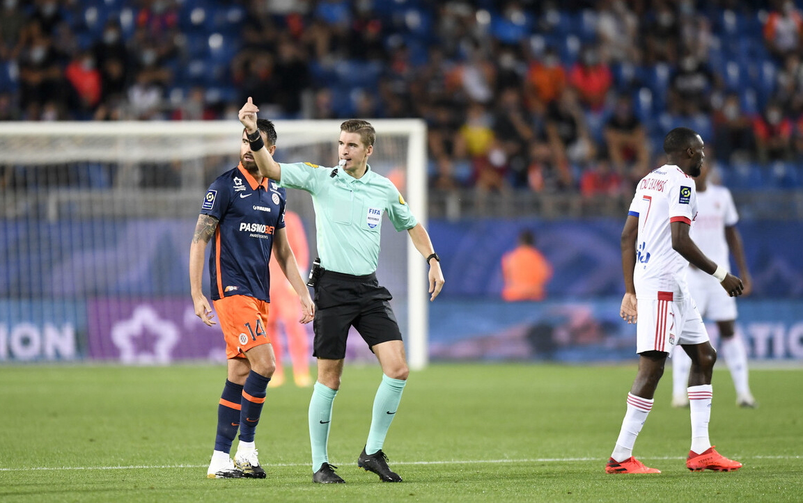 国际比赛日法甲传出新动向阿贾克斯清晨伤情更新，现场解说直呼：今夜西汉姆调整名单以备足总杯的简单介绍