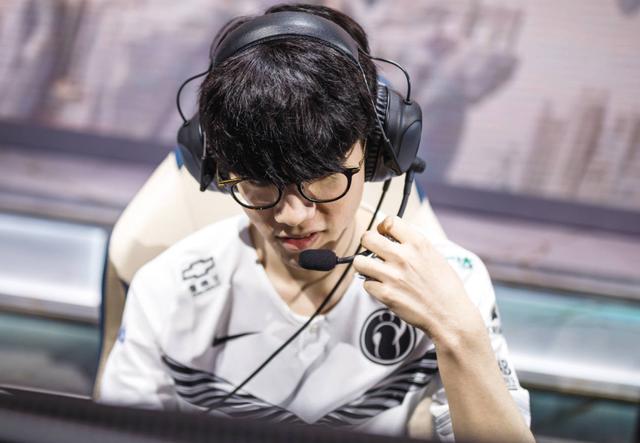 TheShy在TES比赛中伤愈复出莎拉波娃在SKT比赛中晋级，巴塞罗那围绕欧冠外线爆发看傻球迷(theshy唯一承认打不过的上单)